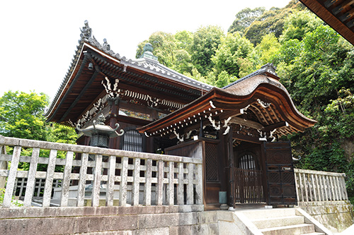 Hōnen’s remains are entombed here.