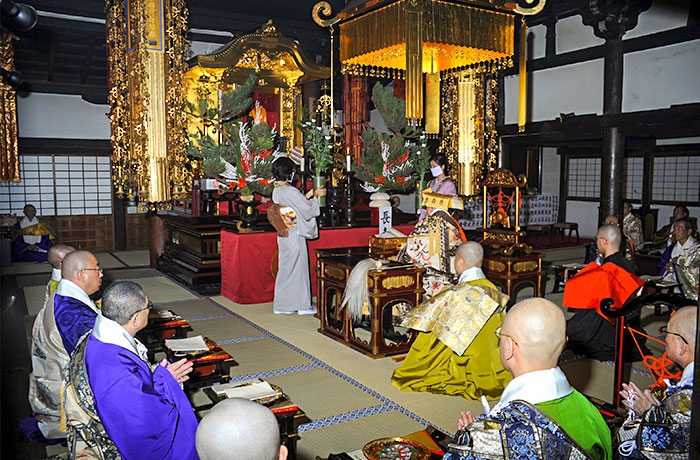 勢至堂で営まれた本廟開白（献花）