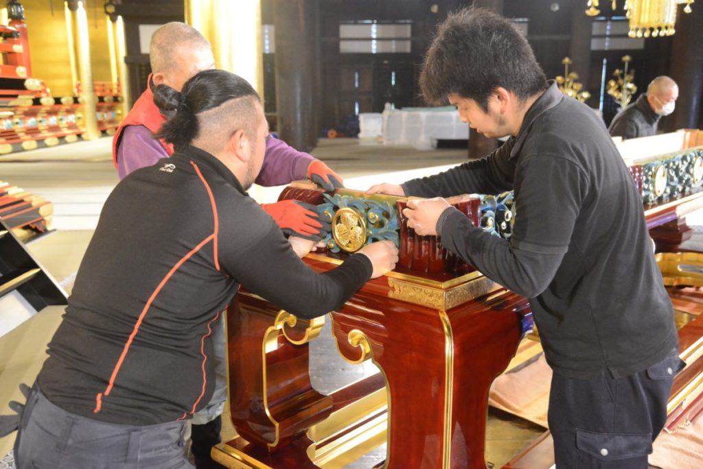 幢幡の吊り下げ・大前机の設置｜浄土宗総本山 知恩院