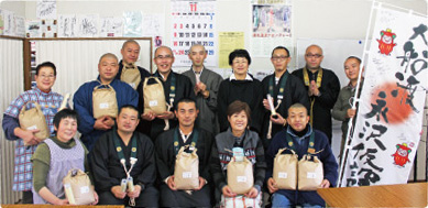 永沢応急仮設住宅の人々と滋賀教区浄土宗青年会の会員(後列右から4人目は藤尾まさよ先生)