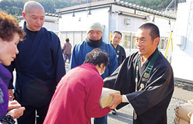 仮設住宅の方に近江米を渡す浄青会員