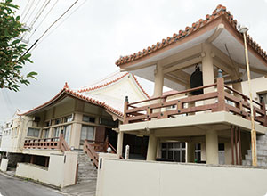 昭和50年に再建された袋中寺本堂。手前には鐘楼