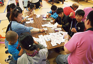 子供たちと一緒に数珠づくりのワークショップ