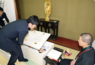 棺の中でお経を聞くと「穏やかな気持ちになれた」などの感想が寄せられた