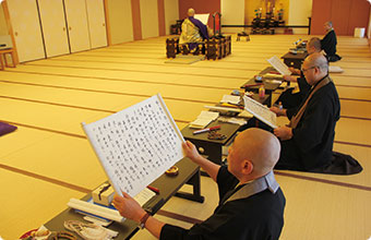 お稽古に励む唱導師たち