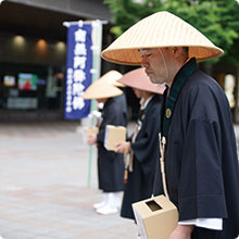各地で募金活動が行われた(写真は筑後浄土宗青年会)