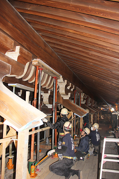 軒の持ち上げ作業 浄土宗総本山 知恩院