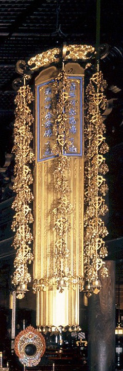 新しい幢幡(左)と以前吊られていたの幢幡(右)