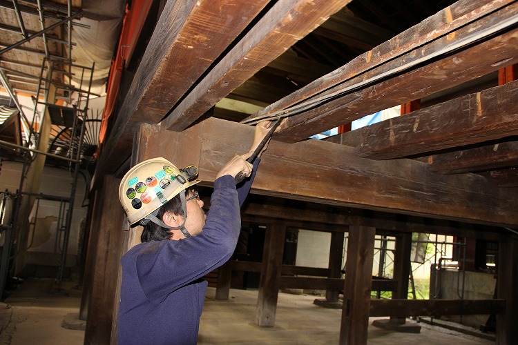 渡り廊下の下での作業風景