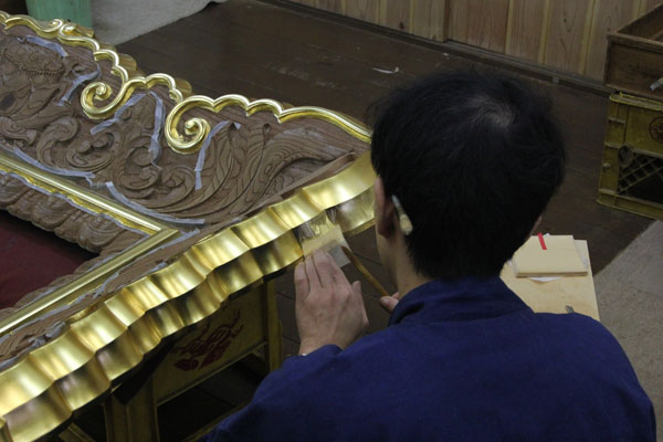 2度目の金箔を押す職人