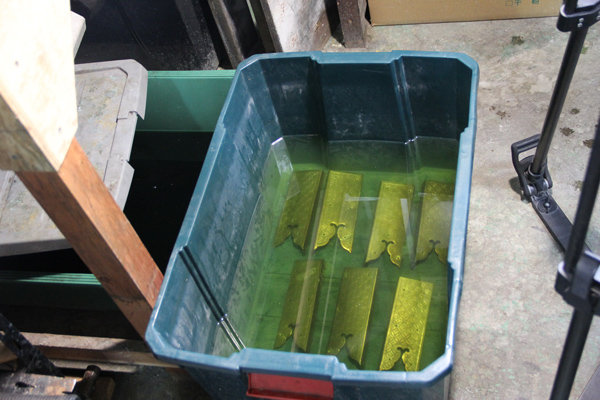 硫酸に浸けて金具を洗浄します