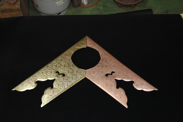 1度メッキした金具(左)と洗浄しただけの金具(右) 何度か作業を繰り返して完成です