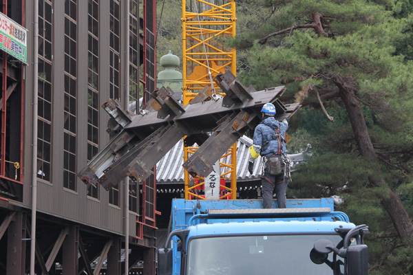 解体した素屋根をクレーンで運ぶ様子。