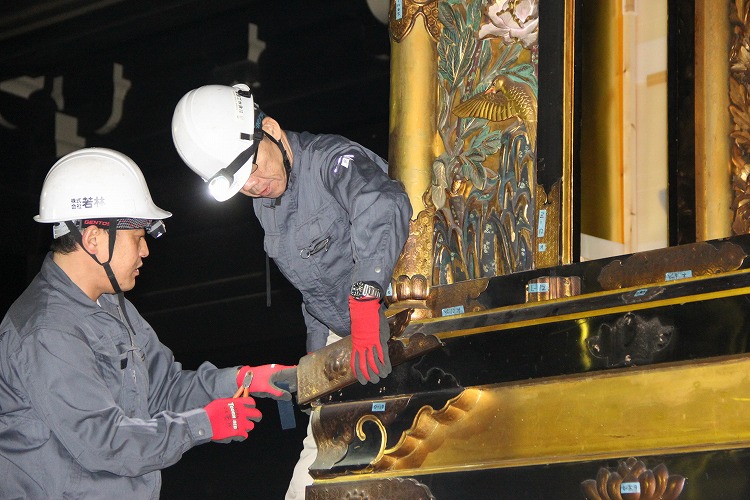 宮殿に取り付く金具も取り外されました