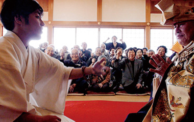 剃度式でのラップバトル。稲田泰雄住職（右）と瑞規さん（左）。 映画本編は近々Youtubeに公開。予告編はこちら