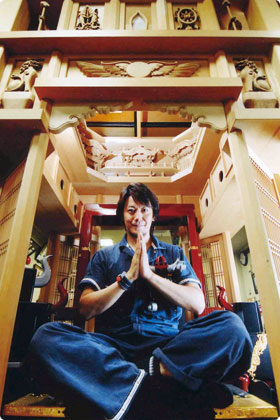 中に入って瞑想できる仏壇「カンタカ」。高さは2メートル以上ある