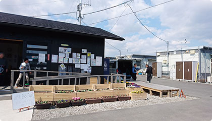 茶話会が行われた集会所(左)と仮設住宅(右)