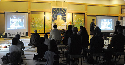平成27年5月30~31日、増上寺で行われた不断念仏会。会場には200名以上が参加した。スクリーンに映るのは世界各国の人々がともにお念仏する様子