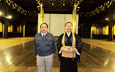新谷和義社長(左)と大㟢順敬執事(右)。御影堂にて