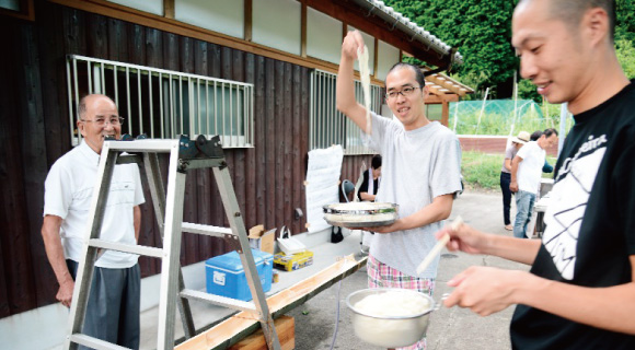 【徳源寺】西山副住職（中央）がそうめんを流す