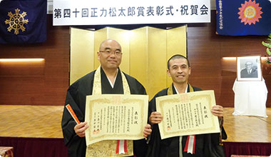 寳樹寺住職の中村勝胤さん(左)とサラナ親子教室主幹の関正見さん(右)