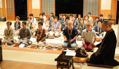 1時間にわたって日常勤行とお念仏。最前列右から2人目が山下さん(光心寺 おてつぎ13日会)