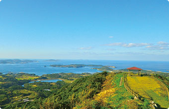 愛宕山から宇久島と五島の島々を望む(長崎県佐世保市)。 かつてはクジラ漁とアワビ漁で栄えた