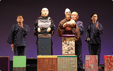 法然上人（左から2番目）の声は俳優で浄土宗僧侶の成田次穂さんが務めた