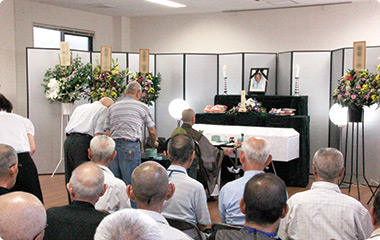 葬儀には多数の会員が参列