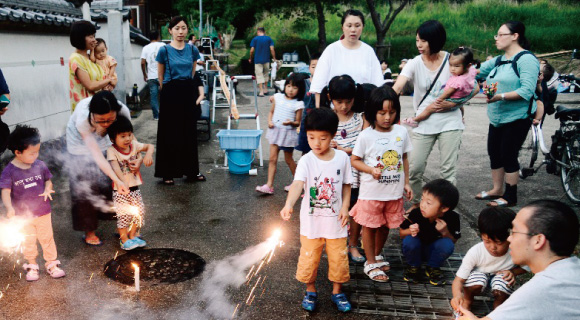 【徳源寺】食事の後に花火を楽しむ子どもたち