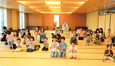 サラナ親子教室日曜日クラスには、小学校3年生までの教室卒業生も参加できる。