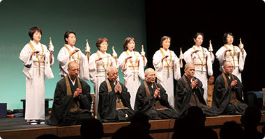 東京教区吉水講の美しいご詠歌が会場中に響き渡った