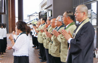 和順会では詠唱にも励む。奉納大会のユニフォームは推進協議会の制服(誓満寺)