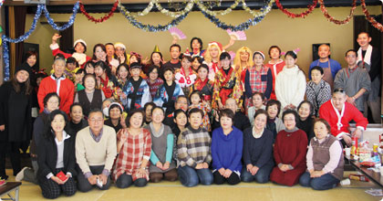 クリスマス会に参加していた若松会の皆さん。それぞれが復興に向け少しずつ歩み始めている