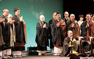 双盤念佛を行う原善順さんと東京教区青年会の僧侶