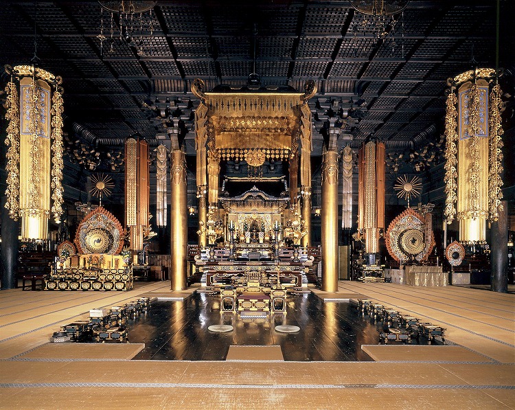 修理前の御影堂内部。中央に人天蓋、左右に幢幡(手前)と布幢幡(奥)が吊られています。